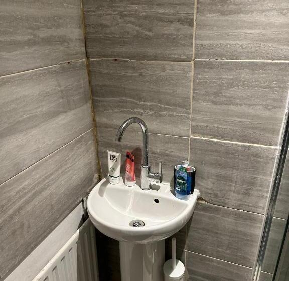 غرفة قياسية, Pete S Palace