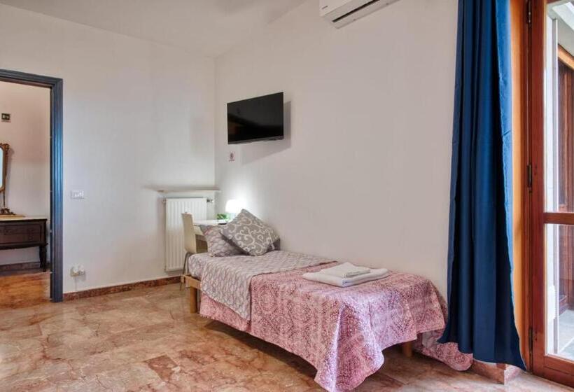 اتاق ساده سه‌ نفره, Arish Downtown Venice
