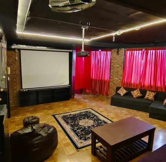 استودیوی استاندارد با چشمانداز دریا, The Ocean Grand