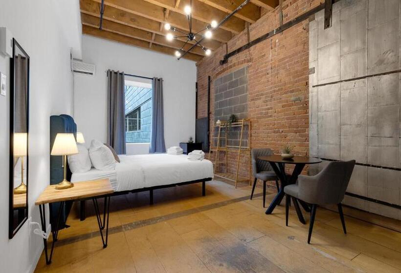 Номер Стандарт Четырехместный Совместный Санузел, The Little Prince Rooms Old Montreal