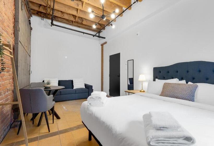 Номер Стандарт Четырехместный Совместный Санузел, The Little Prince Rooms Old Montreal