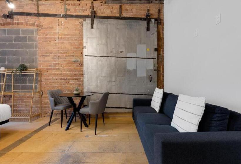 Номер Стандарт Четырехместный Совместный Санузел, The Little Prince Rooms Old Montreal