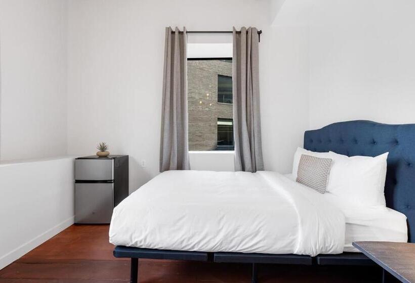 Номер Стандарт Четырехместный Совместный Санузел, The Little Prince Rooms Old Montreal