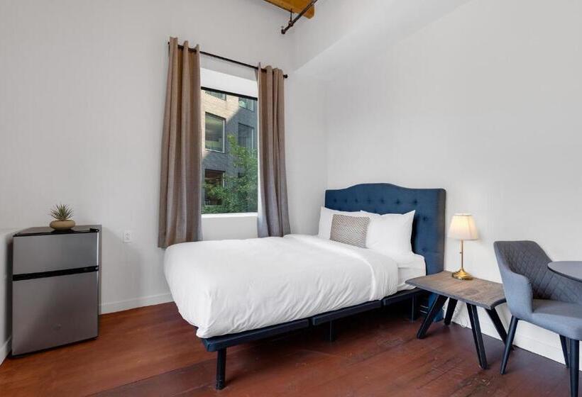 Номер Стандарт Четырехместный Совместный Санузел, The Little Prince Rooms Old Montreal