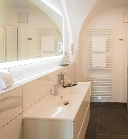キングサイズベッドのデラックスルーム, Schloss Hotel Colmdorf