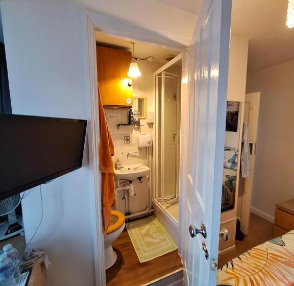 Трехместный Номер Классика, Harrow B & B