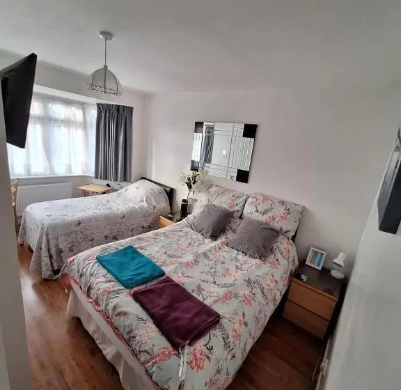 اتاق کلاسیک سه تخته, Harrow B & B