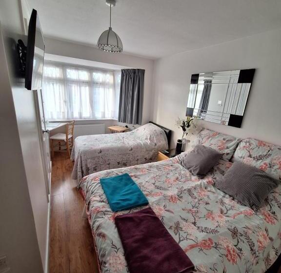 Трехместный Номер Классика, Harrow B & B