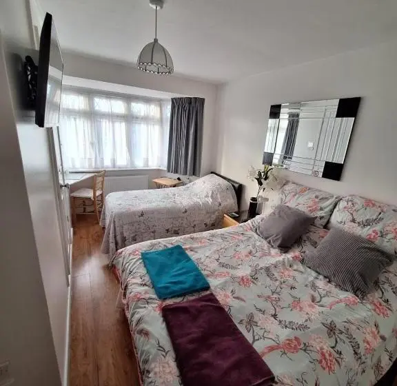 اتاق کلاسیک سه تخته, Harrow B & B