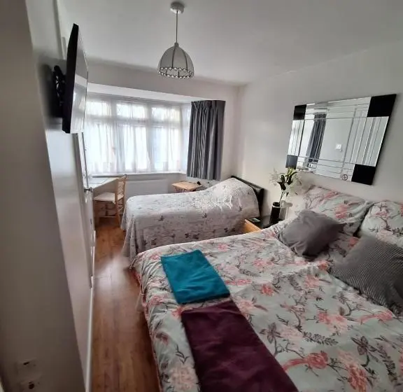 اتاق کلاسیک سه تخته, Harrow B & B