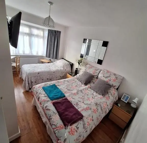 اتاق کلاسیک سه تخته, Harrow B & B
