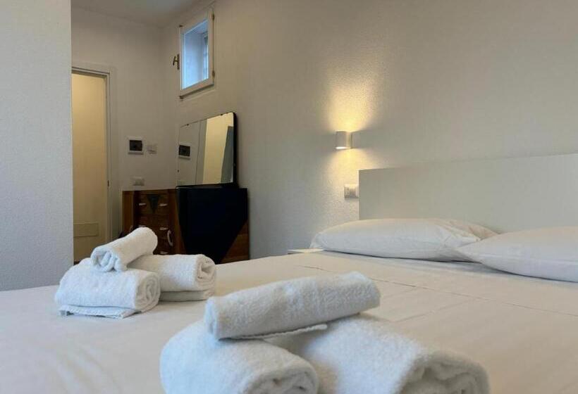 اتاق سوپریور با تخت بزرگ, Jimy House