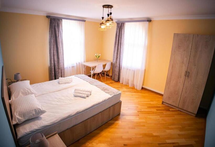 اتاق استاندارد با چشم‌انداز کوهستان, Lily S Guest House