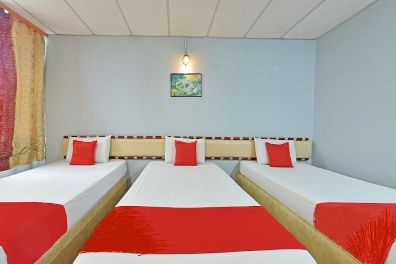 חדר סטנדרט לשלושה, Akasia