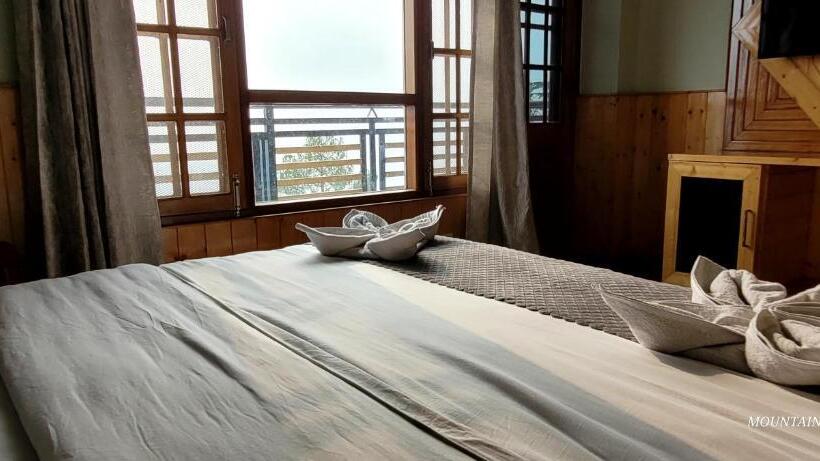 标准间带阳台, Hill View A Family