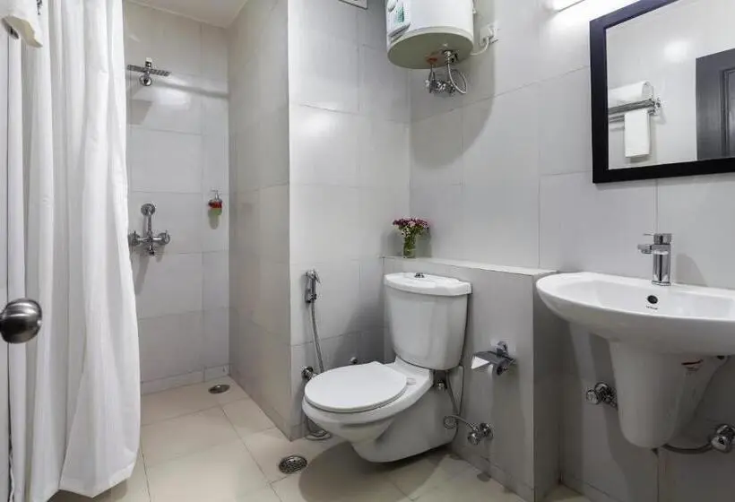 トリプルクラシックルーム, Super Townhouse Sector 51 Noida Near Iskcon Temple Noida