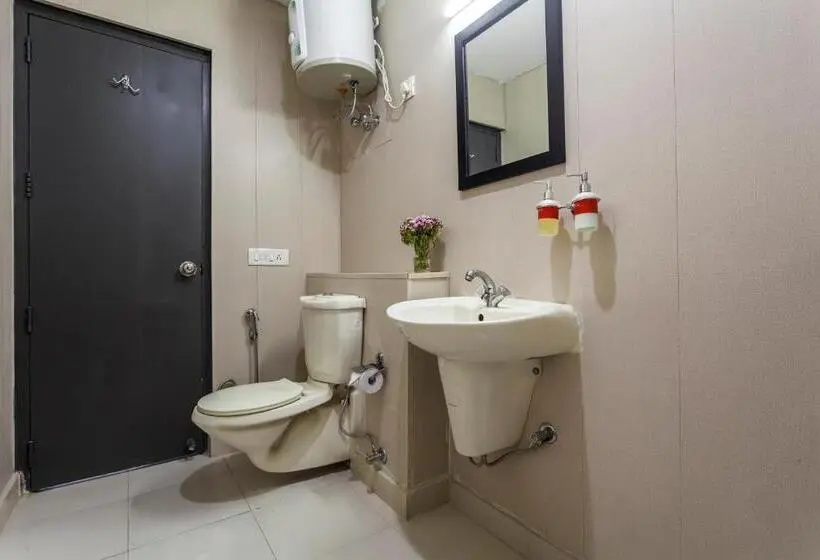 トリプルクラシックルーム, Super Townhouse Sector 51 Noida Near Iskcon Temple Noida