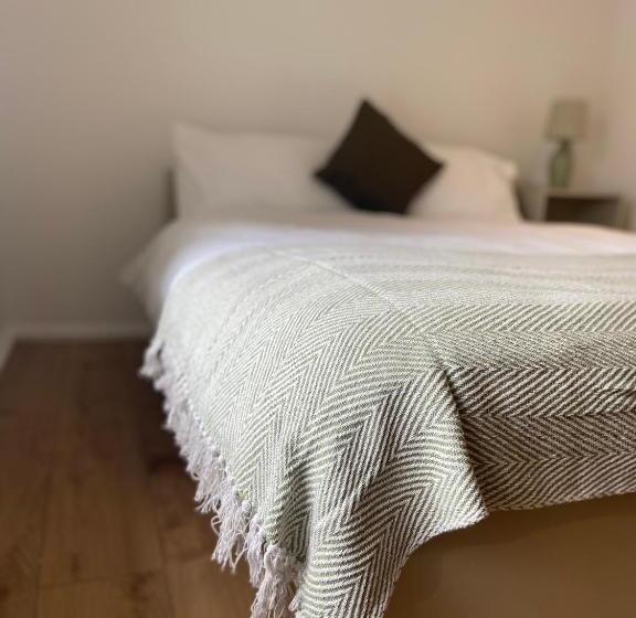 スタンダード4人部屋, Coffee Pot Yardley Gobion