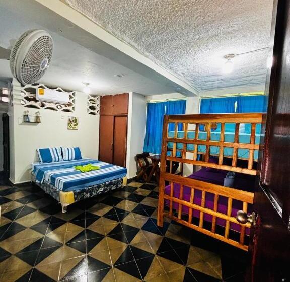 تختخواب در اتاق مشترک, La Casona Sv 2