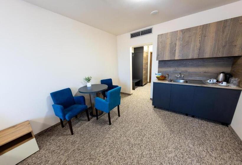 침실 3개 아파트, City Plaza