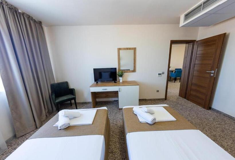 침실 3개 아파트, City Plaza