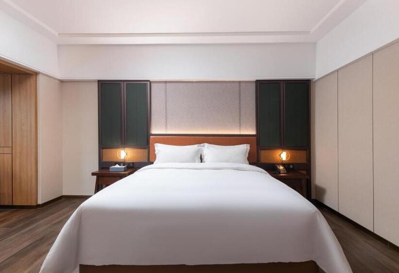 带大床的豪华间, Huaxi International