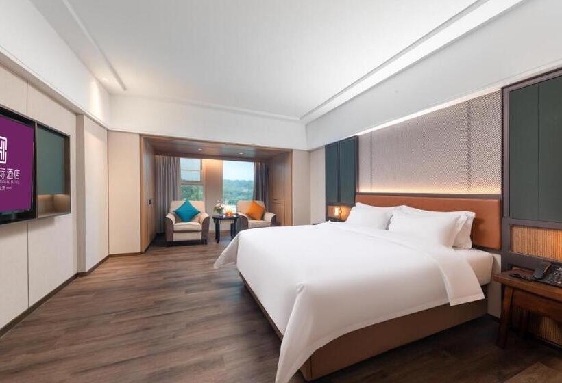 带大床的豪华间, Huaxi International