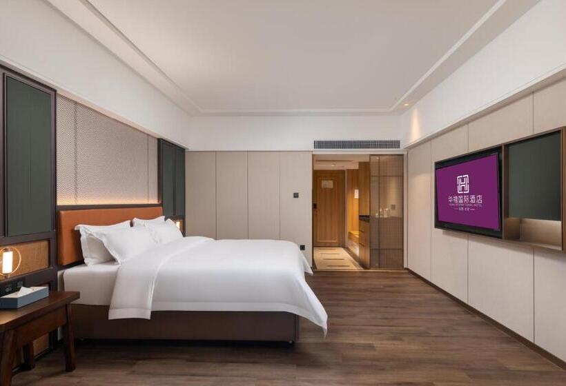 带大床的豪华间, Huaxi International