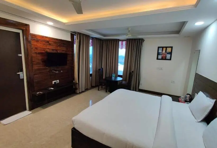 キングサイズベッドのスタンダードルーム, Orchha Club And Resort Ocr