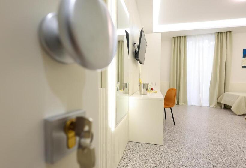 带阳台的豪华间, Nazzarì B&b Tropea