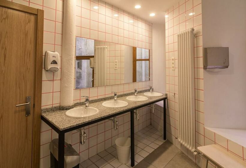 Кровать в Общей Комнате, Bcool Bilbao Hostel