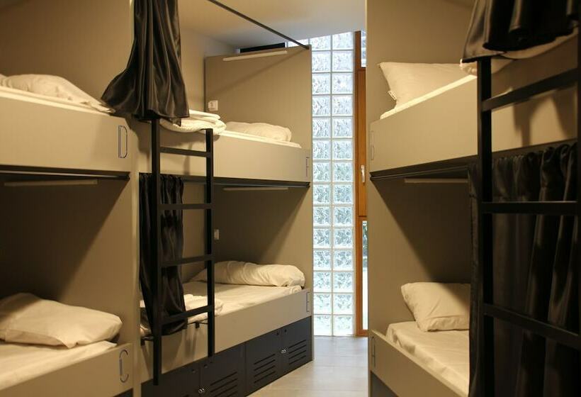 Кровать в Общей Комнате, Bcool Bilbao Hostel