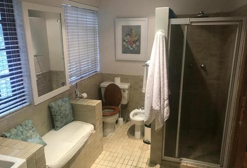 带大床的豪华间, Waterfall Cottages