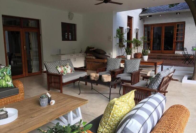 带大床的豪华间, Waterfall Cottages