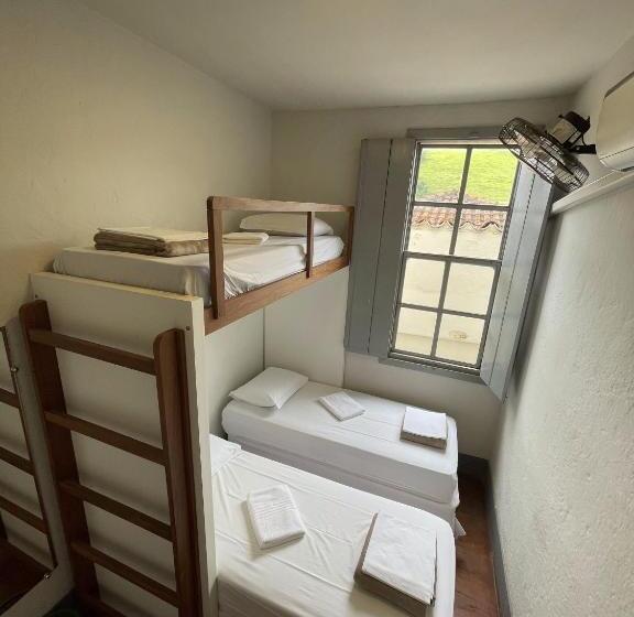 Quarto Triplo Economy, Casarão Hostel