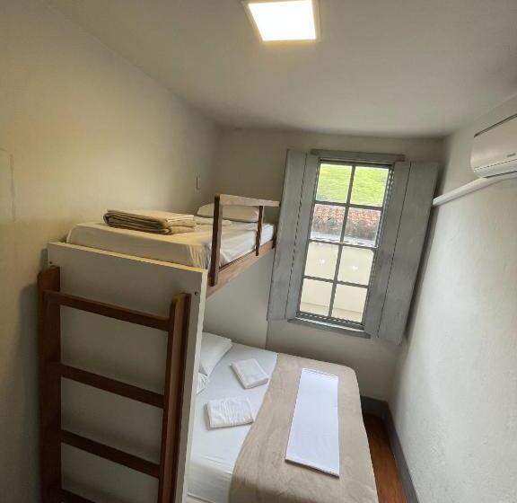 Quarto Triplo Economy, Casarão Hostel
