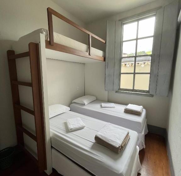 Quarto Triplo Economy, Casarão Hostel