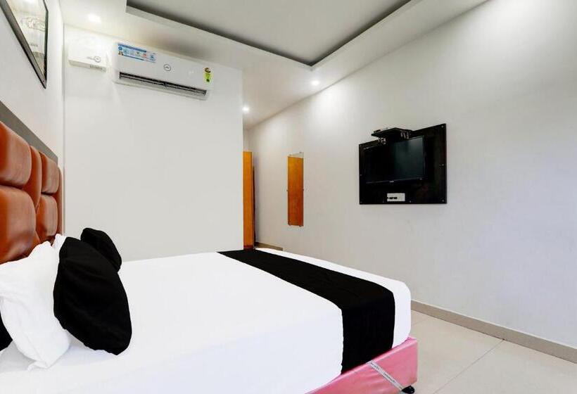 Трехместный Номер Классика, Oyo Hotel Om Palace