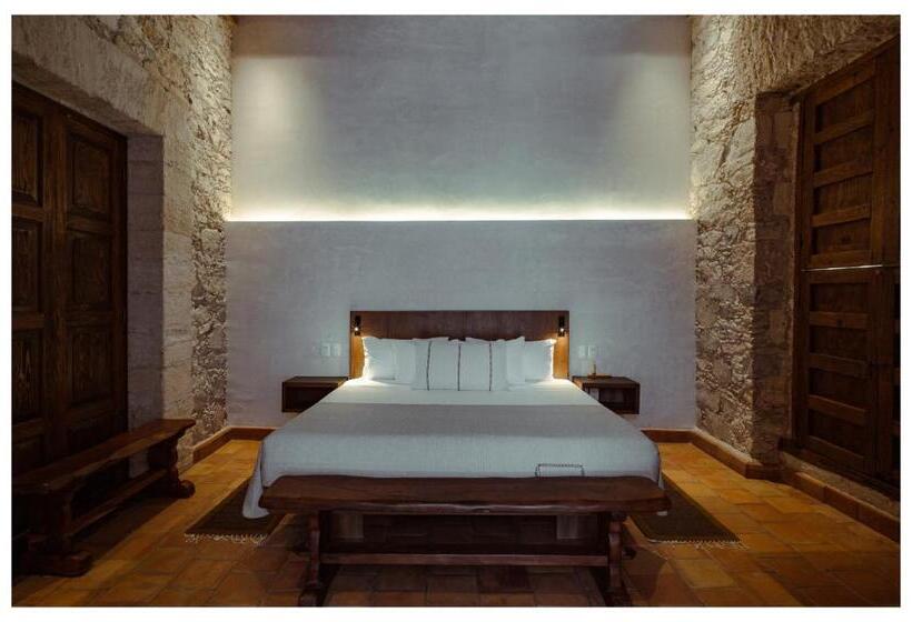 جناح سوبيريور, La Gloria Mesón