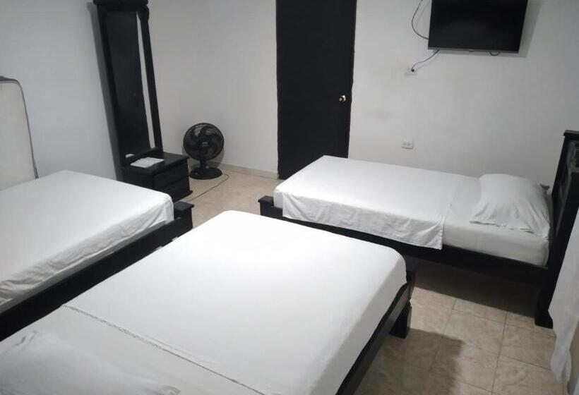 标准三人间, Hostal El Bigote