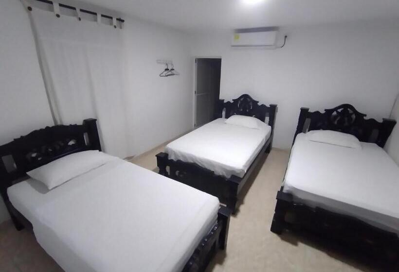 标准三人间, Hostal El Bigote