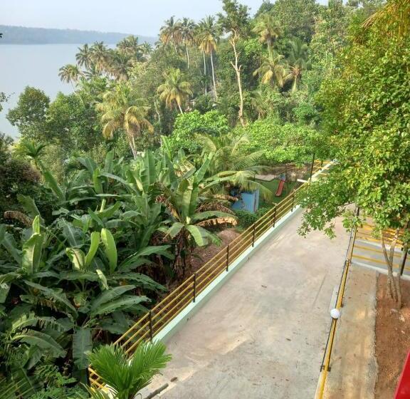 バルコニー付きスタンダードルーム, Kayaltheeram Resort & Homestay