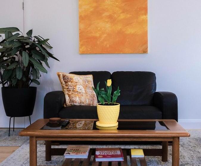 חדר דחוקס עם מיטת קינג, Port Fairy Bnb   The Yellow Suite