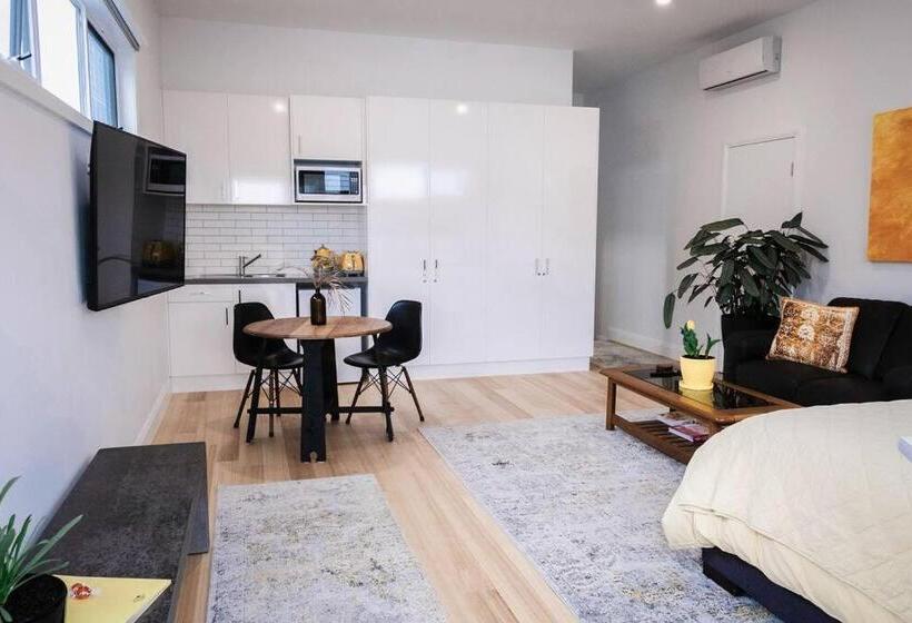 חדר דחוקס עם מיטת קינג, Port Fairy Bnb   The Yellow Suite