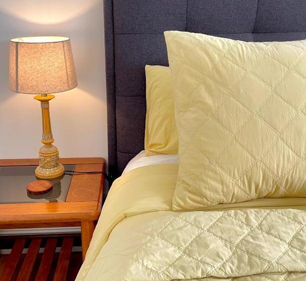 חדר דחוקס עם מיטת קינג, Port Fairy Bnb   The Yellow Suite