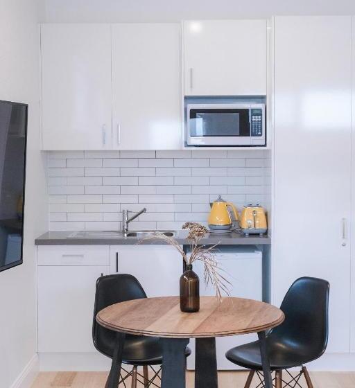 חדר דחוקס עם מיטת קינג, Port Fairy Bnb   The Yellow Suite