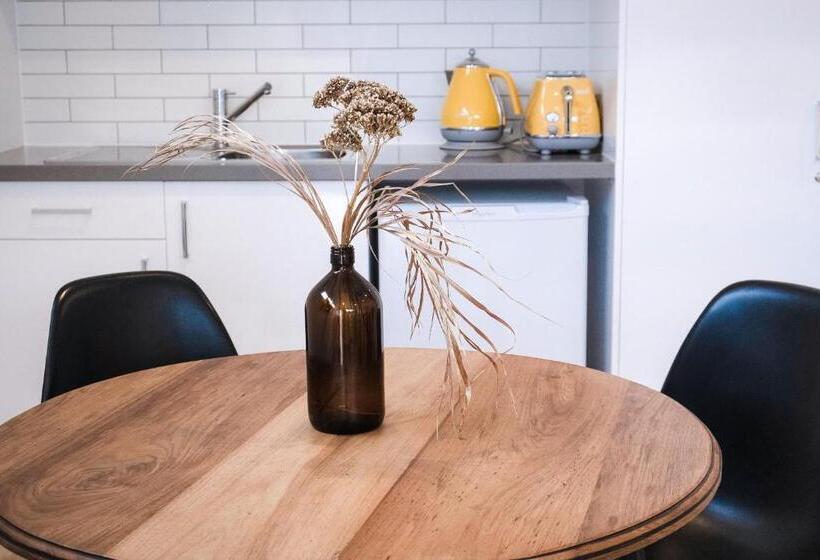 חדר דחוקס עם מיטת קינג, Port Fairy Bnb   The Yellow Suite