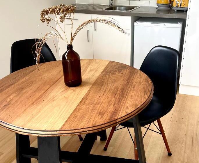 חדר דחוקס עם מיטת קינג, Port Fairy Bnb   The Yellow Suite