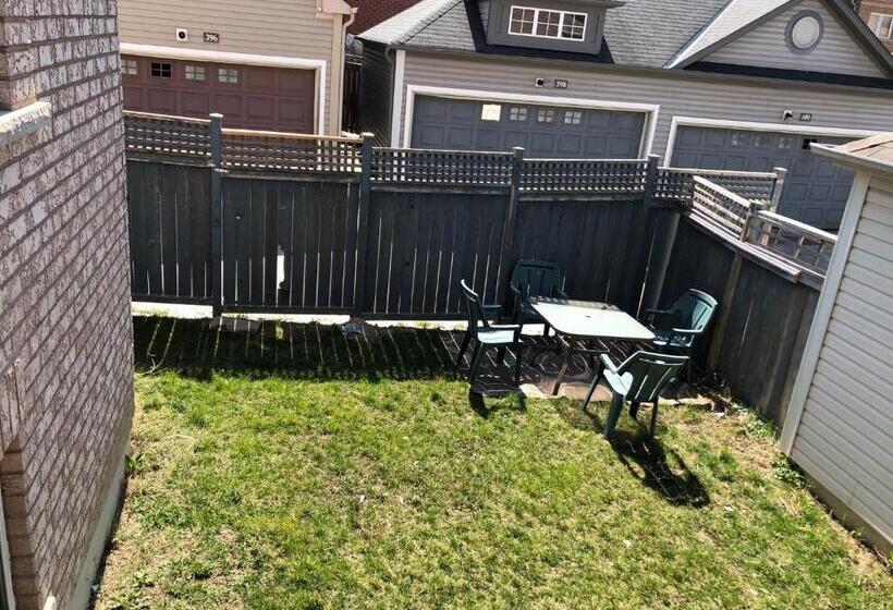 חדר סטנדרט, Room Around York University Subway