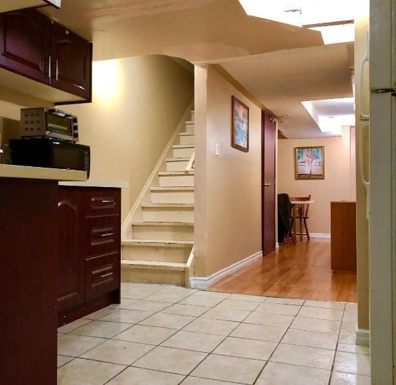 חדר סטנדרט, Room Around York University Subway